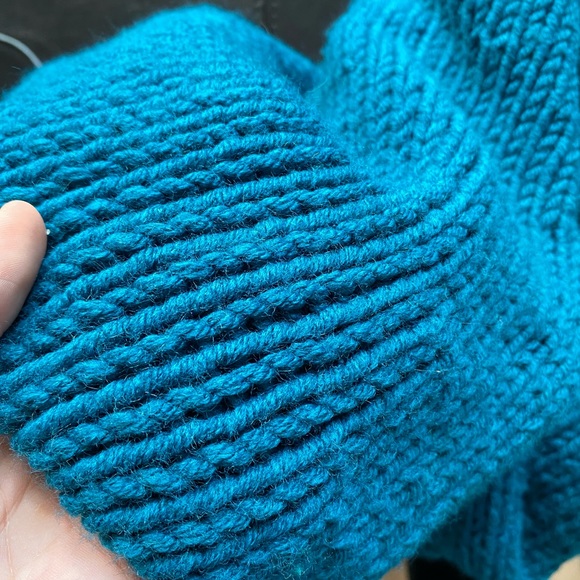 Hand knit cropped cardigan with flower pockets - Picture 4 of 4